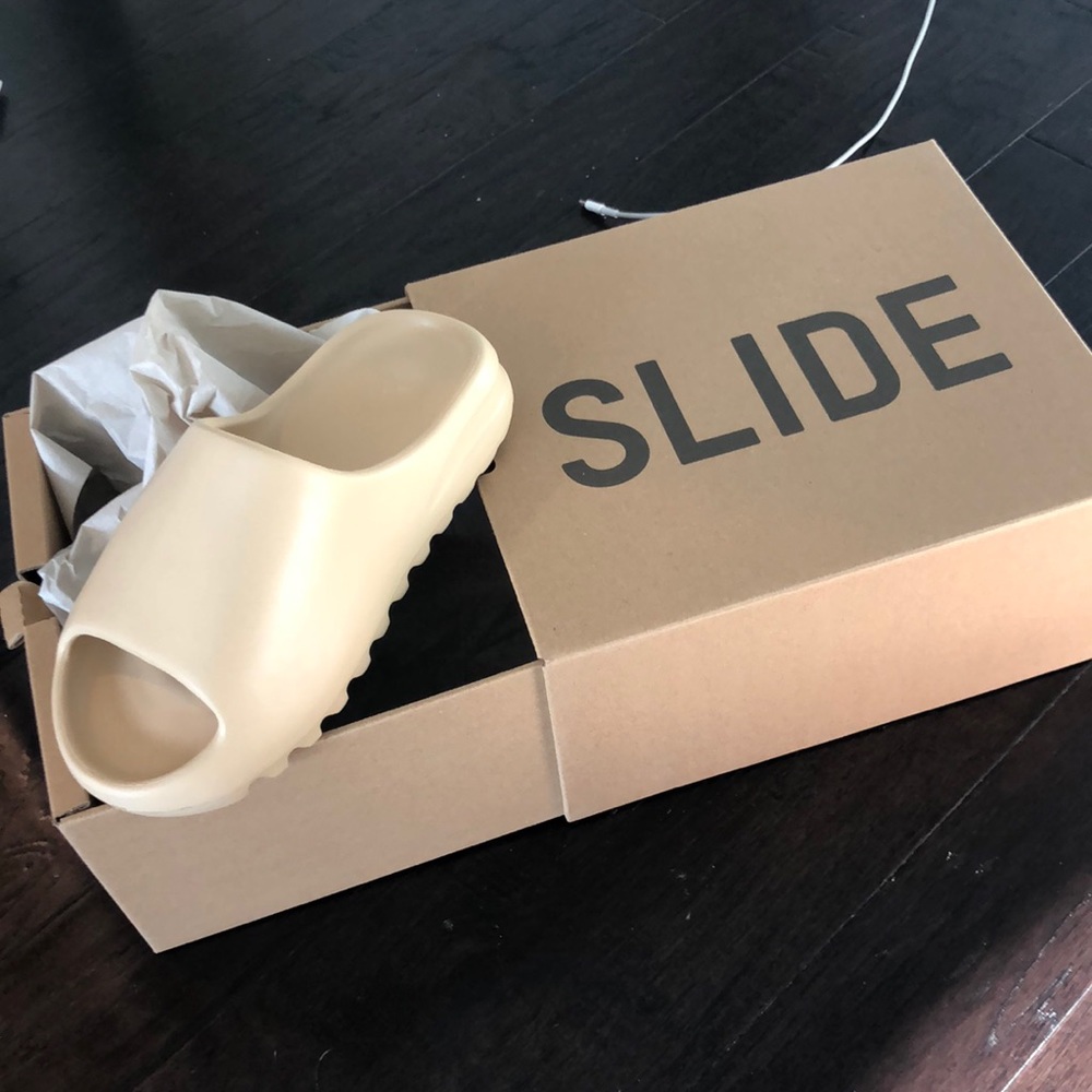 Yeezy Slides - Picture 1 of 5
